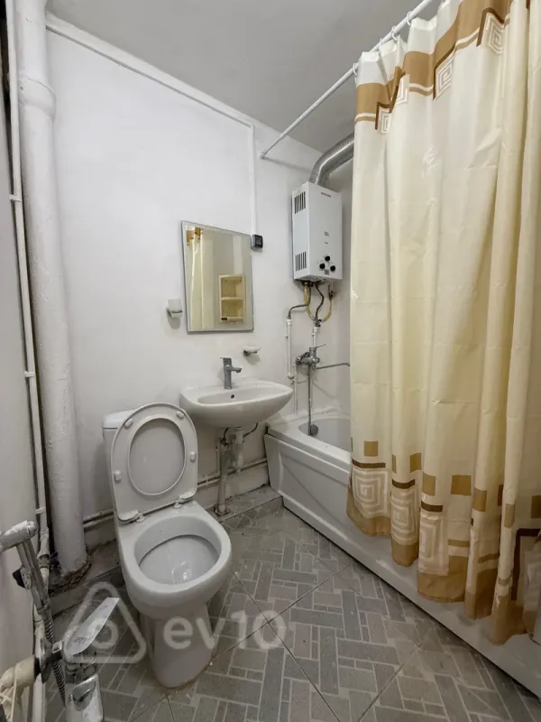 Kirayə verilir 2 otaqlı köhnə tikili 60 m²