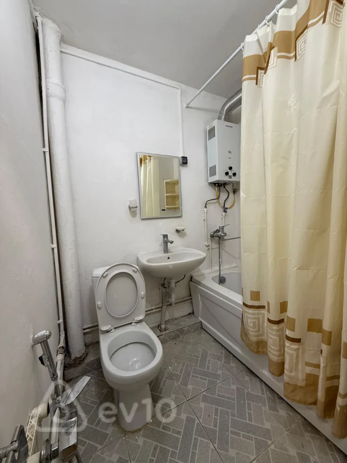 Kirayə verilir 2 otaqlı köhnə tikili 60 m²