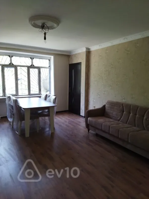 Kirayə verilir 2 otaqlı köhnə tikili 55 m²