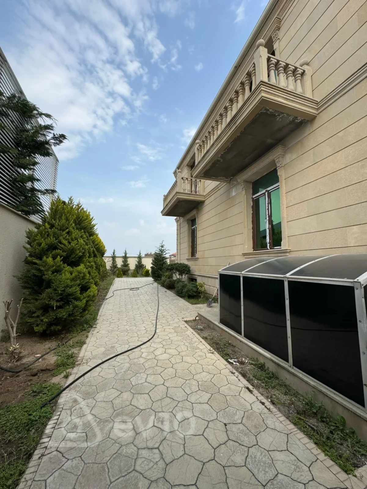 Satılır 6 otaqlı həyət evi 400 m²