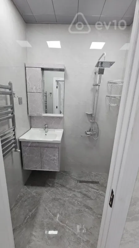 Kirayə verilir 2 otaqlı yeni tikili 65 m²