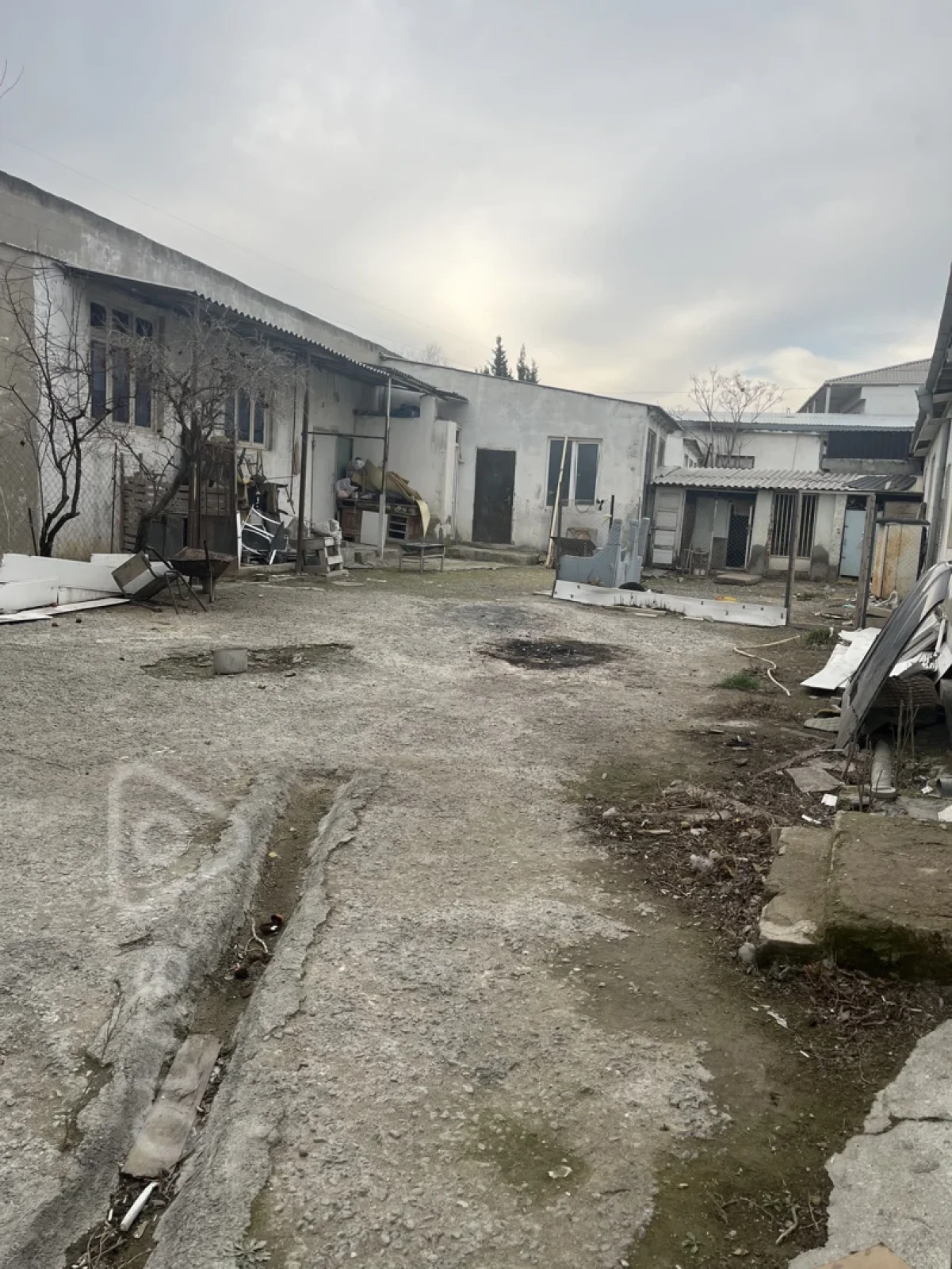 Satılır 15 otaqlı həyət evi 650 m²