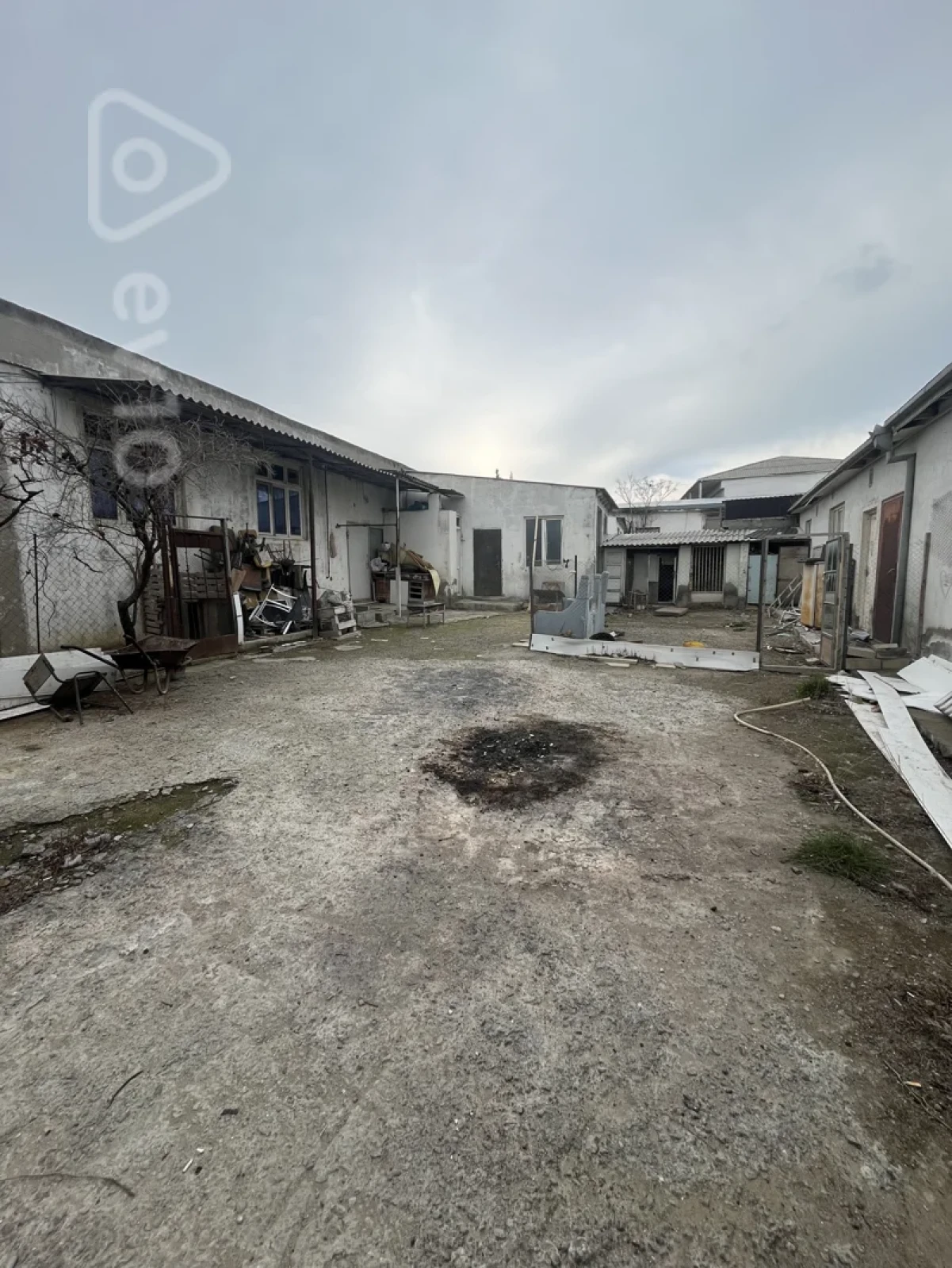 Satılır 15 otaqlı həyət evi 650 m²