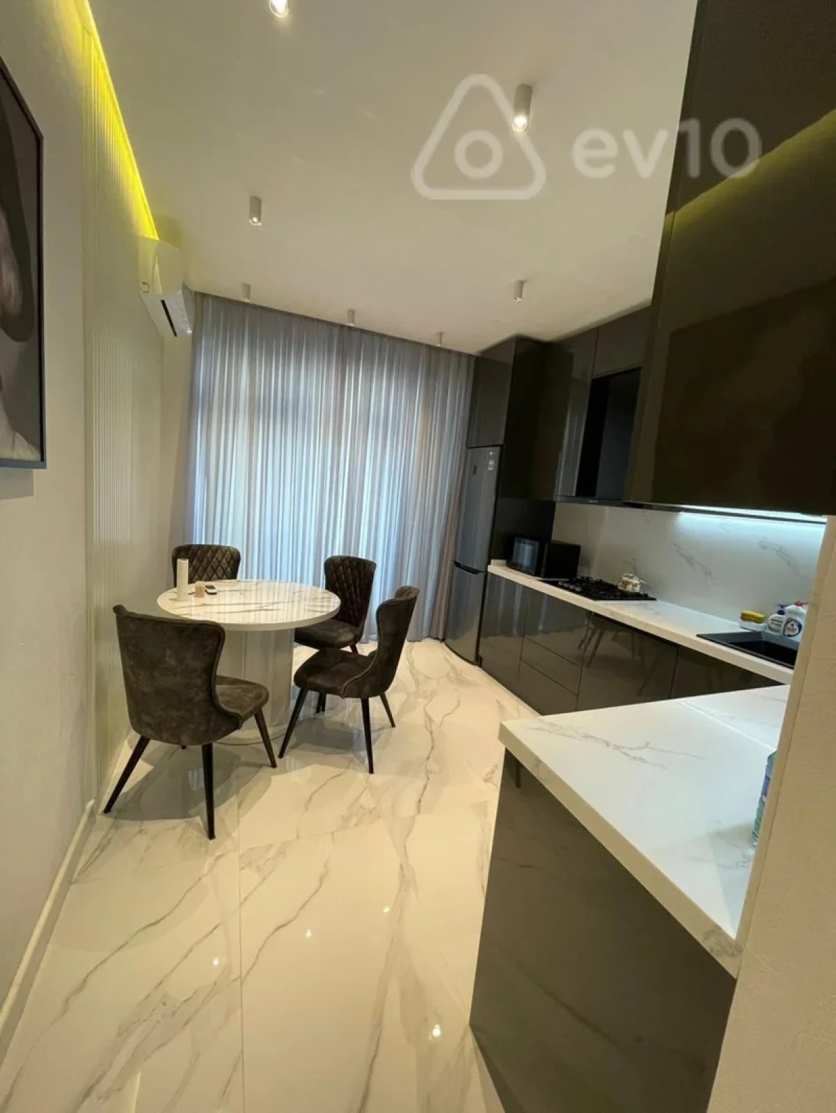 Kirayə verilir 2 otaqlı yeni tikili 98 m²