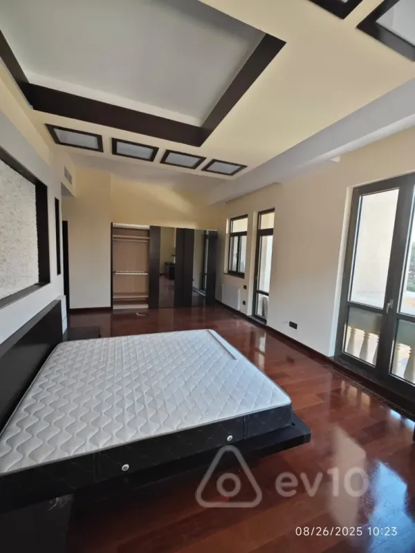 Kirayə verilir 3 otaqlı yeni tikili 190 m²