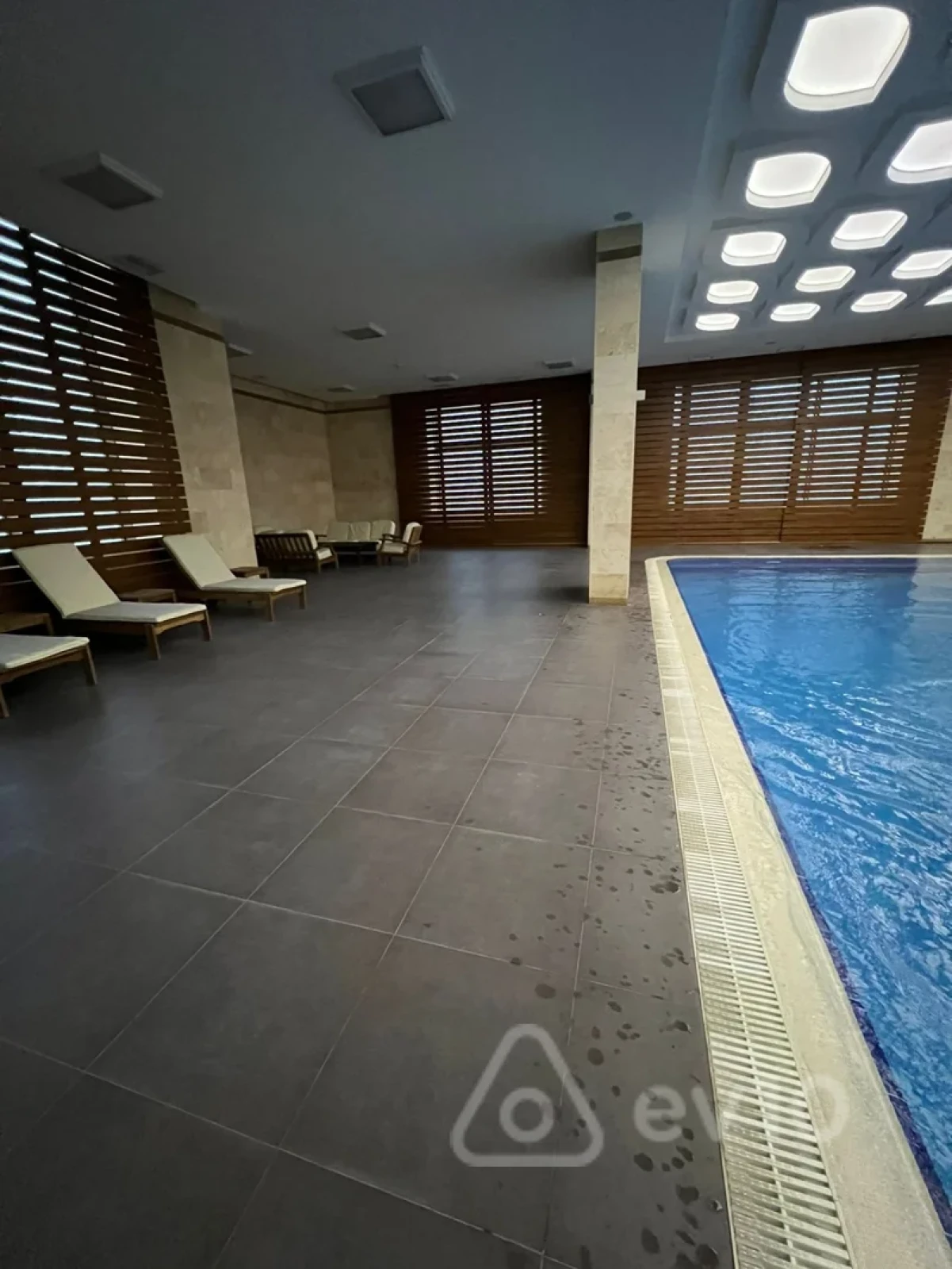 Kirayə verilir 3 otaqlı yeni tikili 190 m²