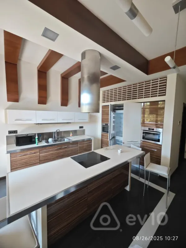 Kirayə verilir 3 otaqlı yeni tikili 190 m²