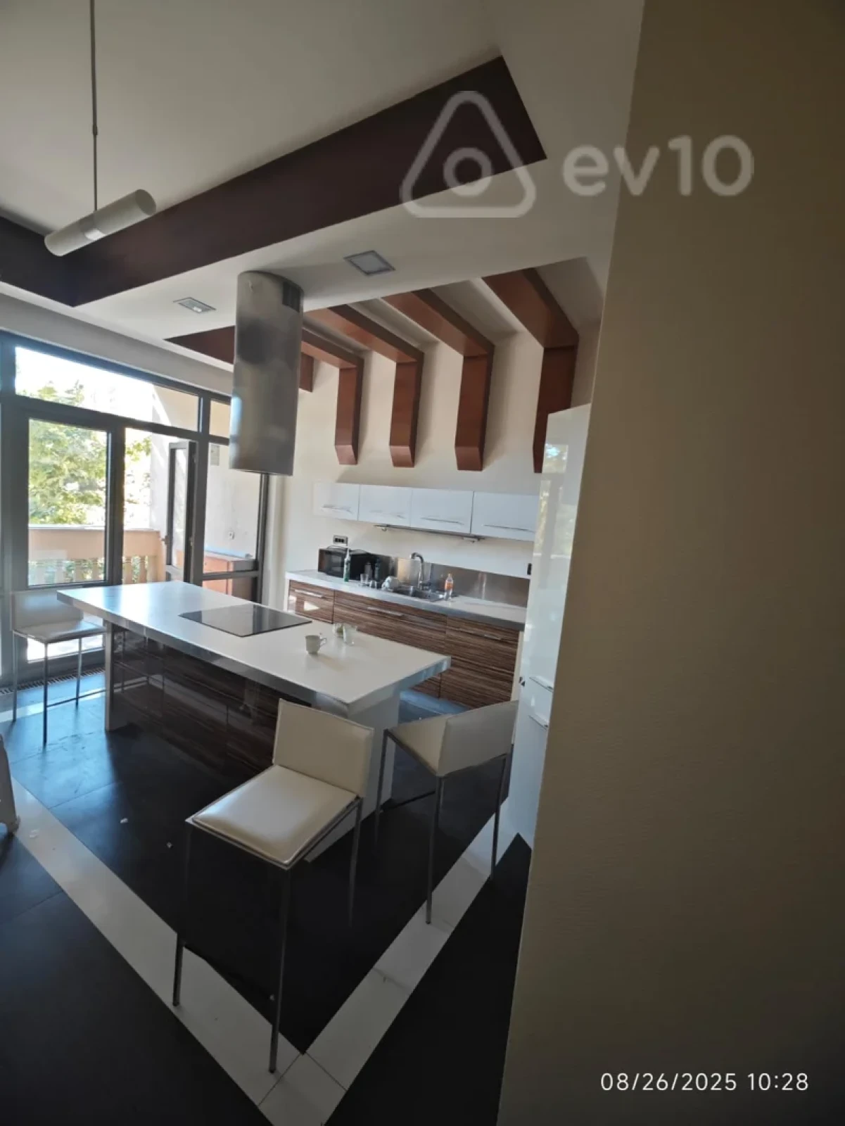 Kirayə verilir 3 otaqlı yeni tikili 190 m²