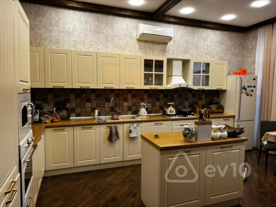 Kirayə verilir 5 otaqlı həyət evi 230 m²