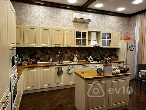 Kirayə verilir 5 otaqlı həyət evi 230 m²