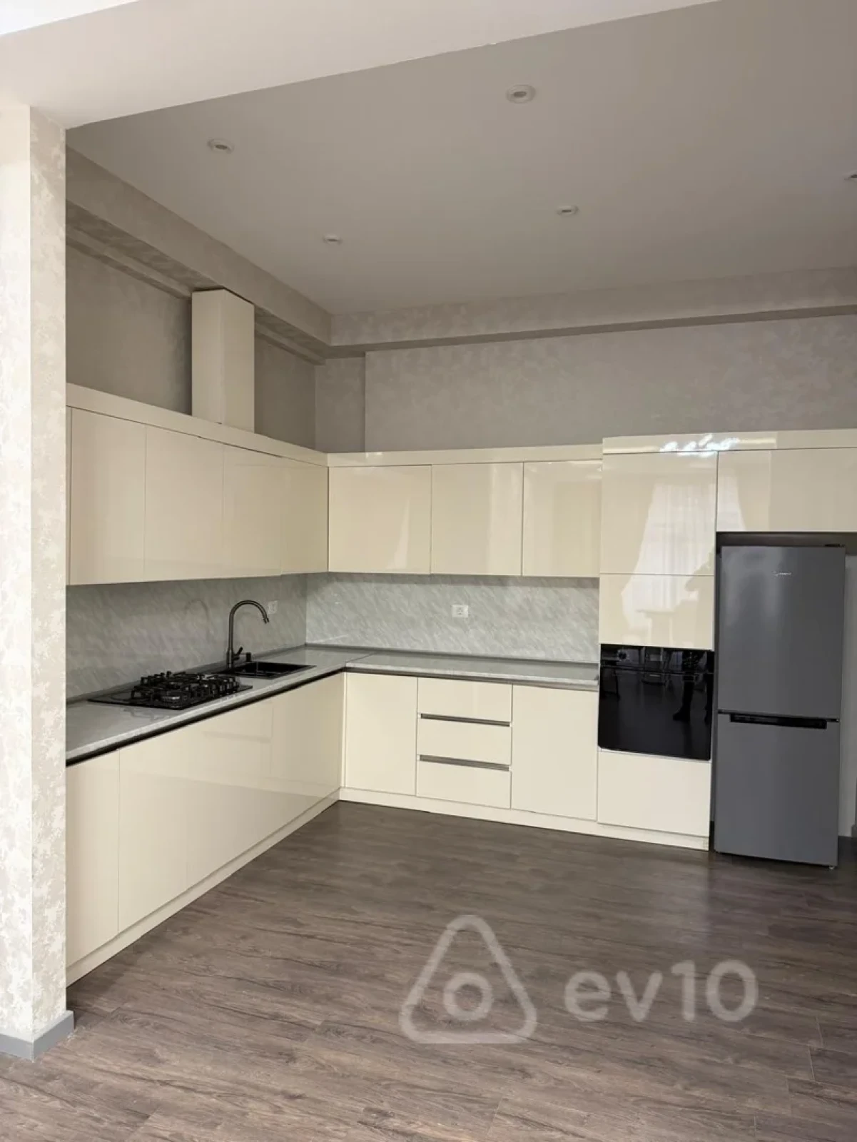 Kirayə verilir 2 otaqlı yeni tikili 95 m²