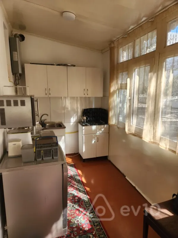 Kirayə verilir 3 otaqlı köhnə tikili 100 m²