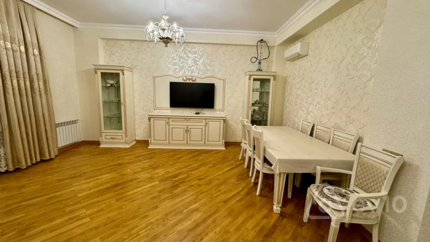 Kirayə verilir 3 otaqlı yeni tikili 130 m²