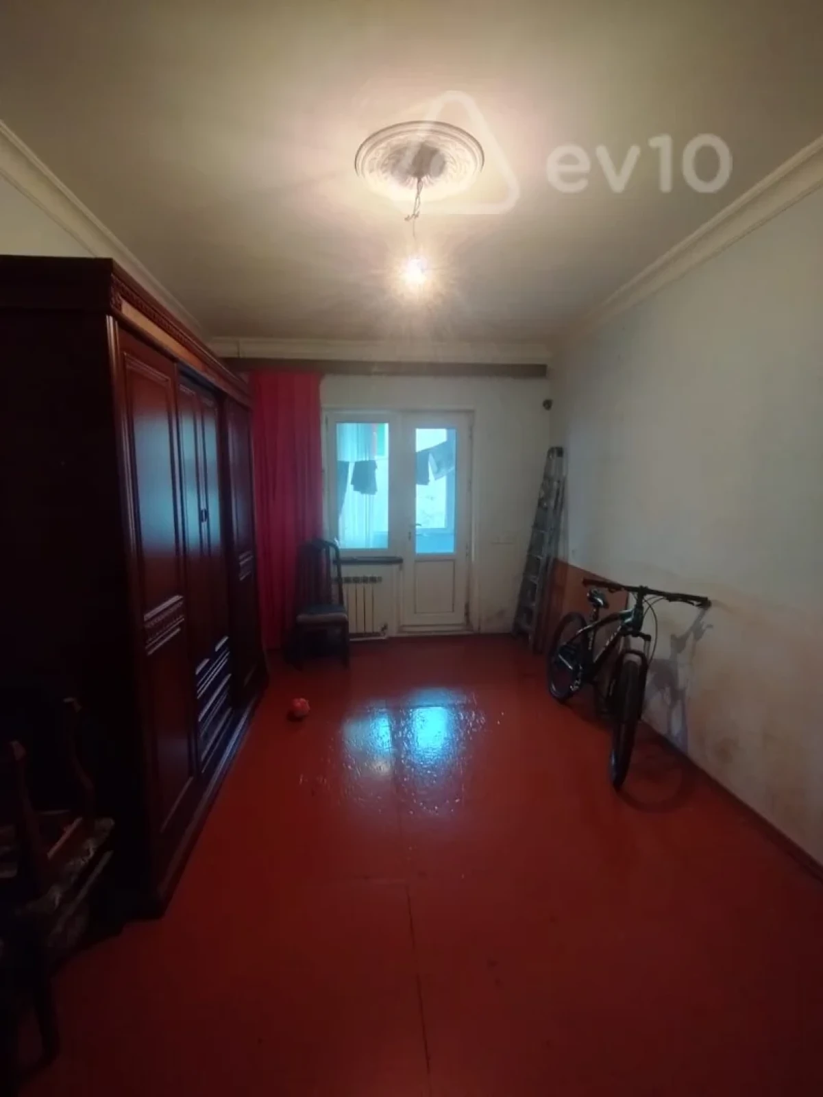 Satılır 4 otaqlı köhnə tikili 110 m²