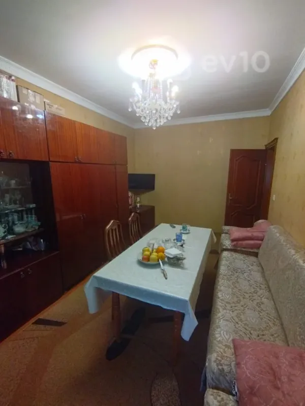 Satılır 4 otaqlı köhnə tikili 110 m²