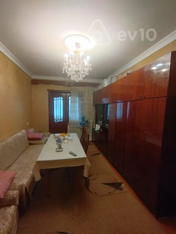 Satılır 4 otaqlı köhnə tikili 110 m²