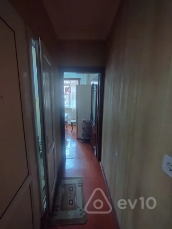 Satılır 4 otaqlı köhnə tikili 110 m²