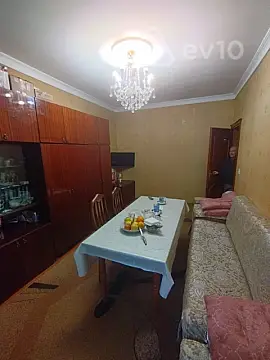Satılır 4 otaqlı köhnə tikili 110 m²