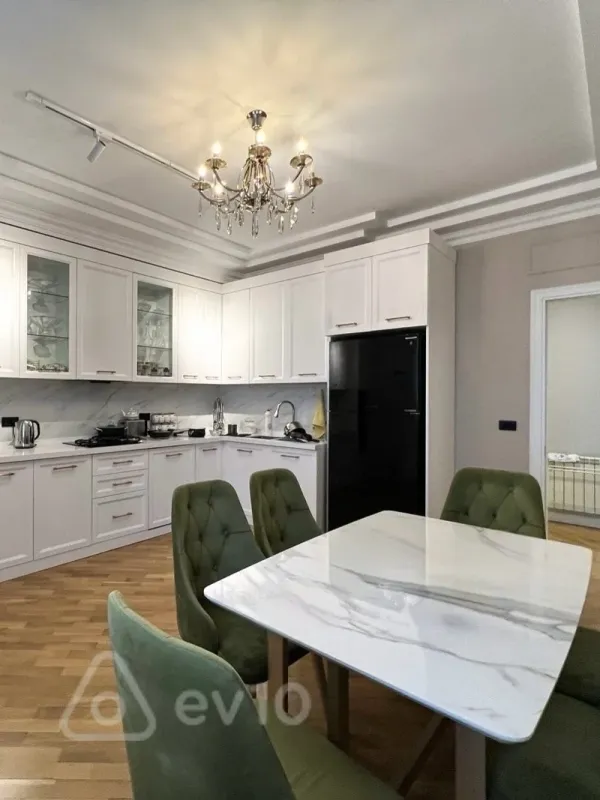 Kirayə verilir 3 otaqlı yeni tikili 140 m²