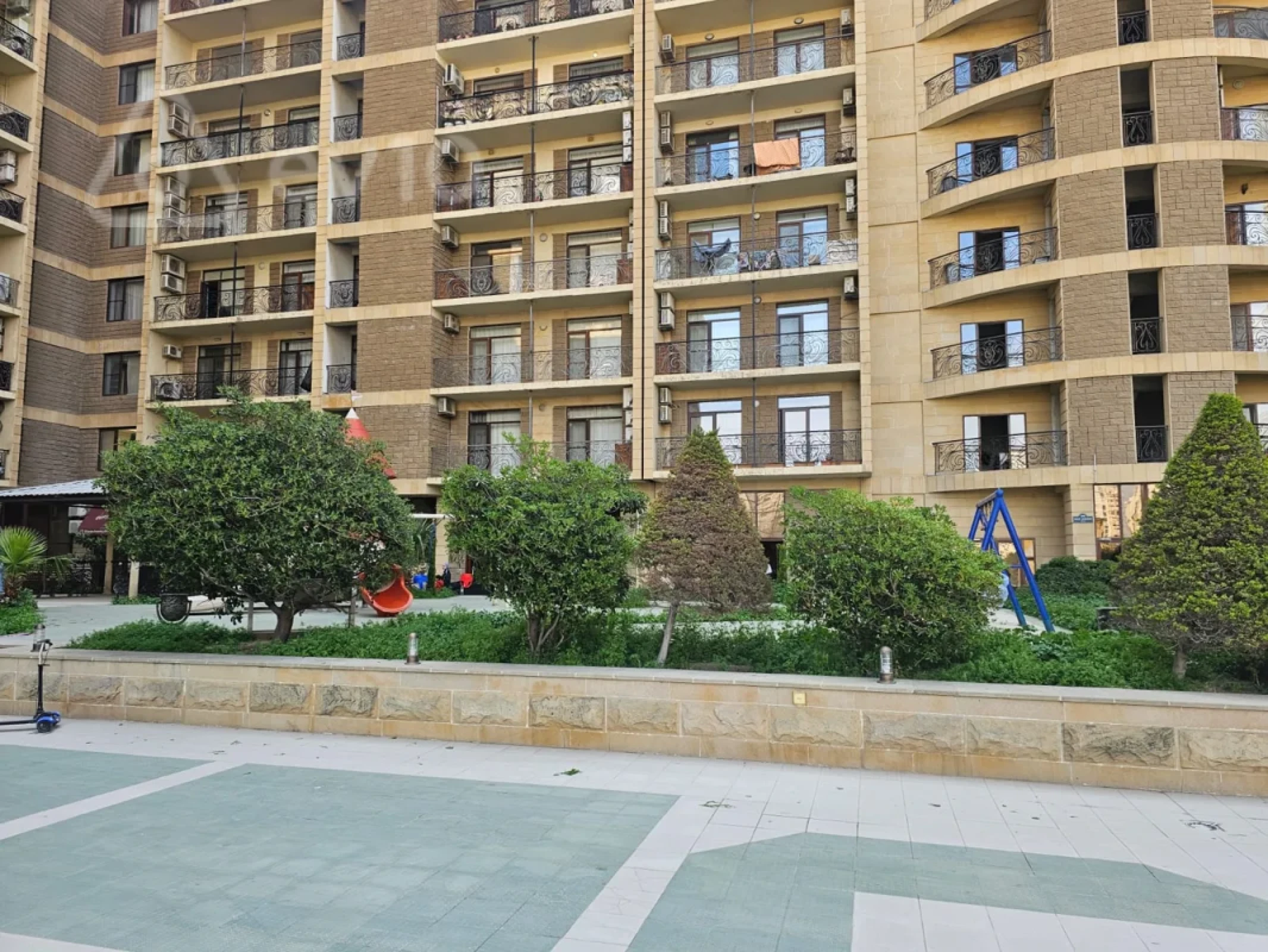 Kirayə verilir 4 otaqlı yeni tikili 200 m²