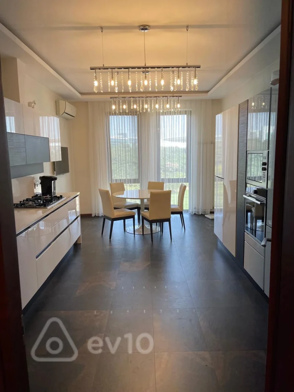 Kirayə verilir 4 otaqlı yeni tikili 200 m²