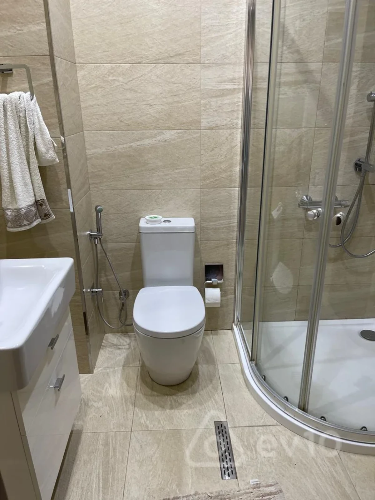 Kirayə verilir 4 otaqlı yeni tikili 200 m²