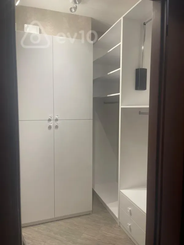 Kirayə verilir 4 otaqlı yeni tikili 200 m²