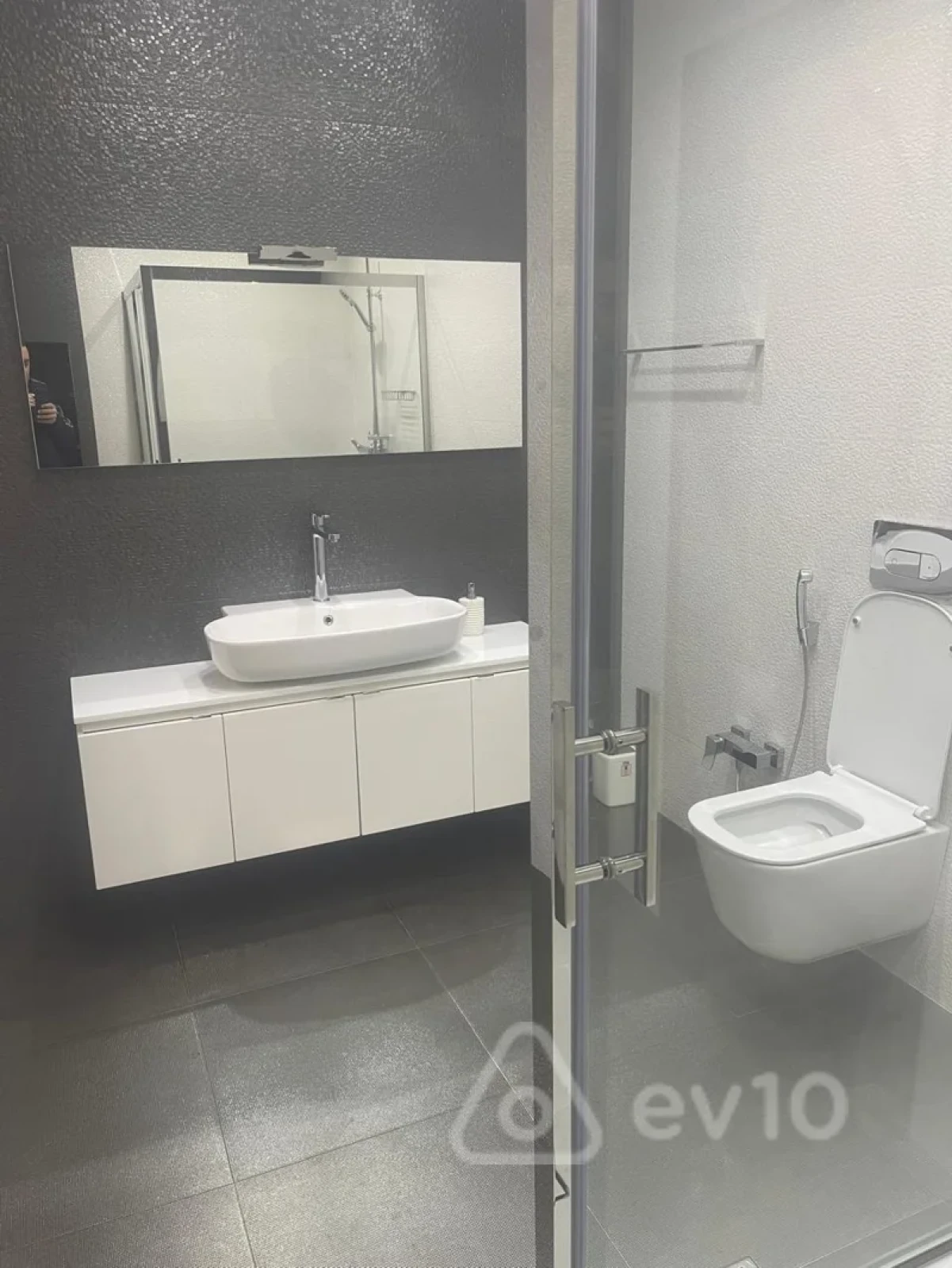 Kirayə verilir 4 otaqlı yeni tikili 200 m²