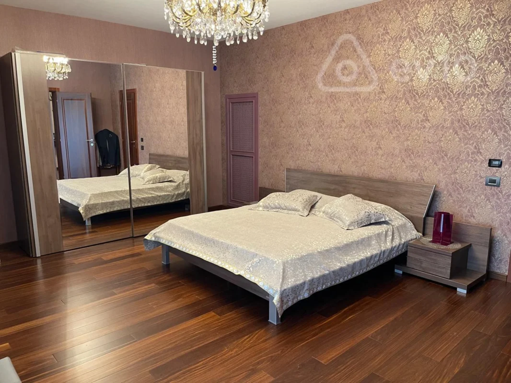 Kirayə verilir 4 otaqlı yeni tikili 200 m²