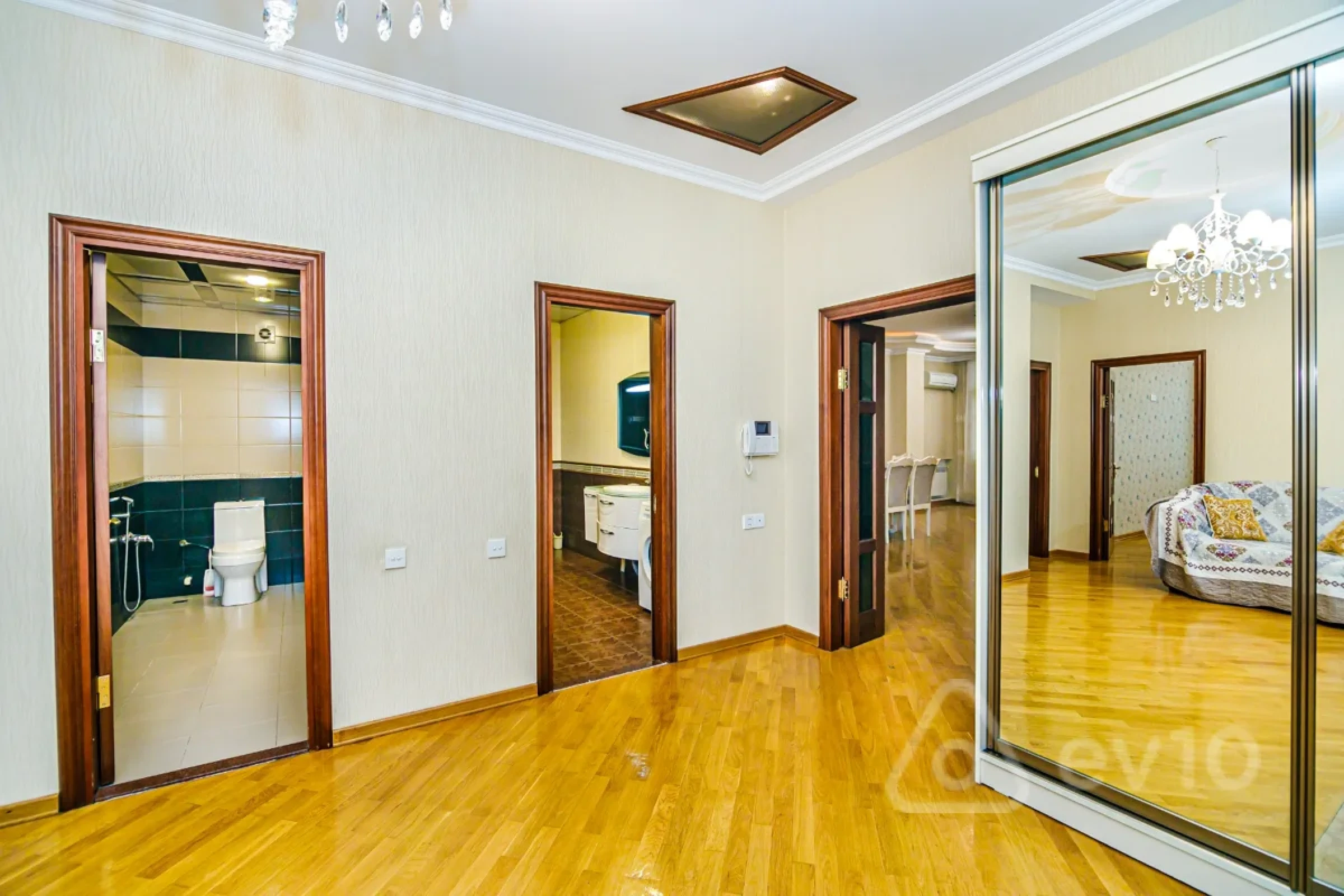 Kirayə verilir 5 otaqlı yeni tikili 200 m²