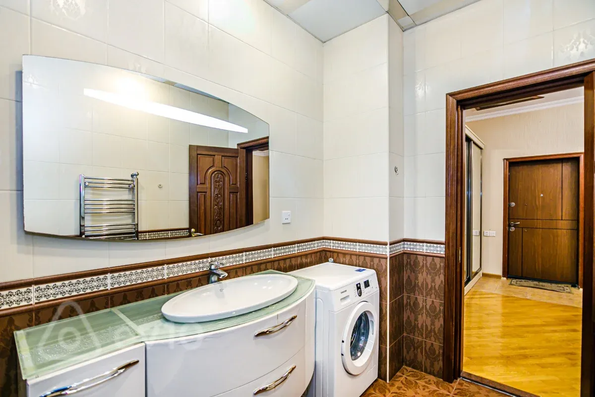 Kirayə verilir 5 otaqlı yeni tikili 200 m²