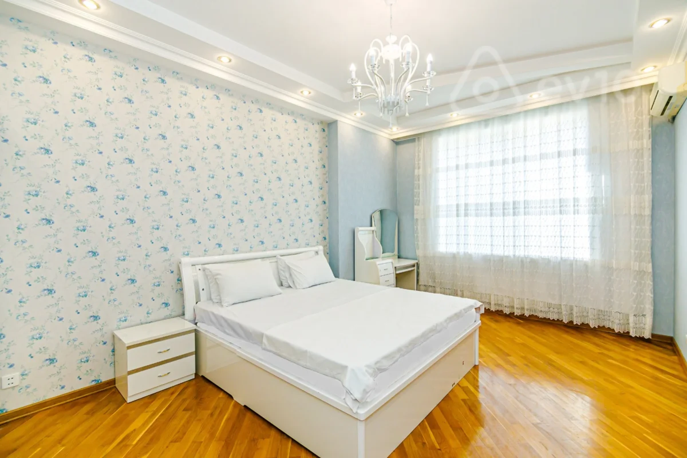 Kirayə verilir 5 otaqlı yeni tikili 200 m²