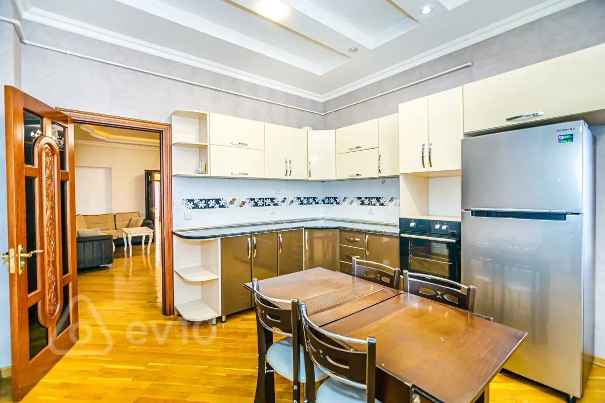 Kirayə verilir 5 otaqlı yeni tikili 200 m²