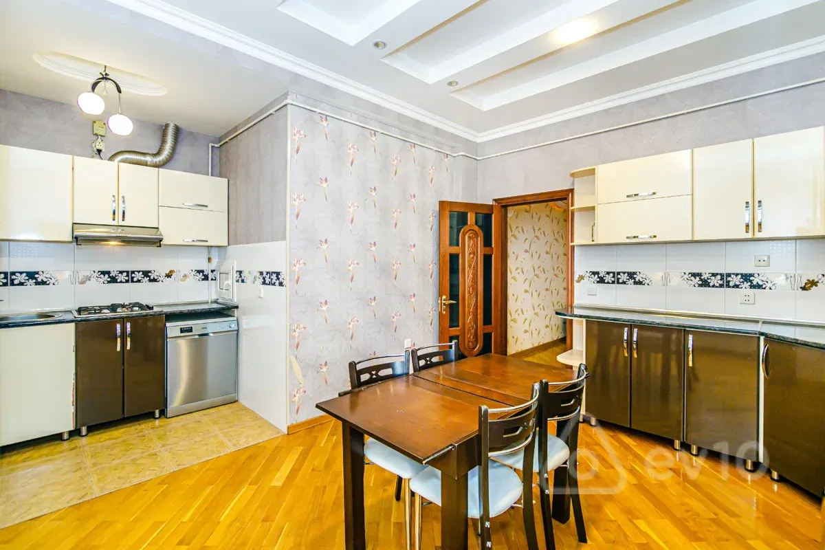 Kirayə verilir 5 otaqlı yeni tikili 200 m²