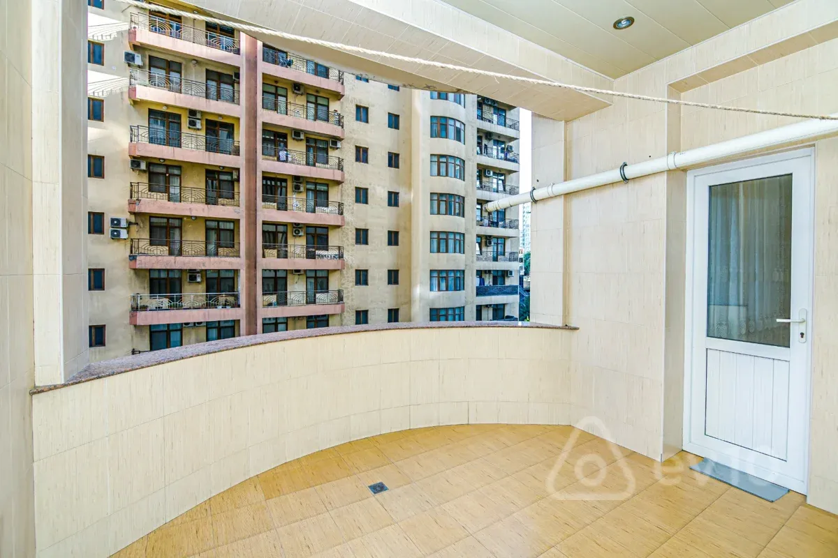 Kirayə verilir 5 otaqlı yeni tikili 200 m²