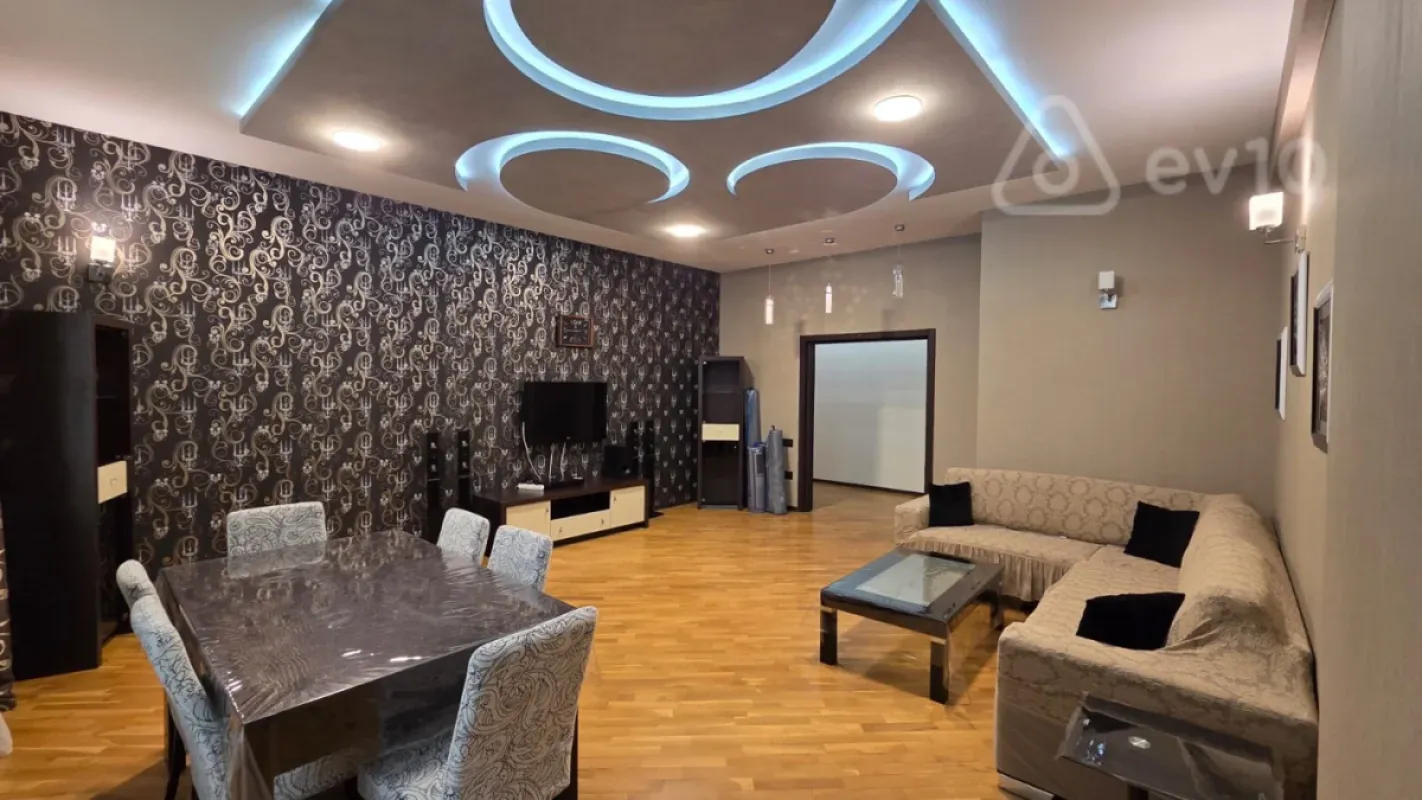 Kirayə verilir 3 otaqlı yeni tikili 135 m²