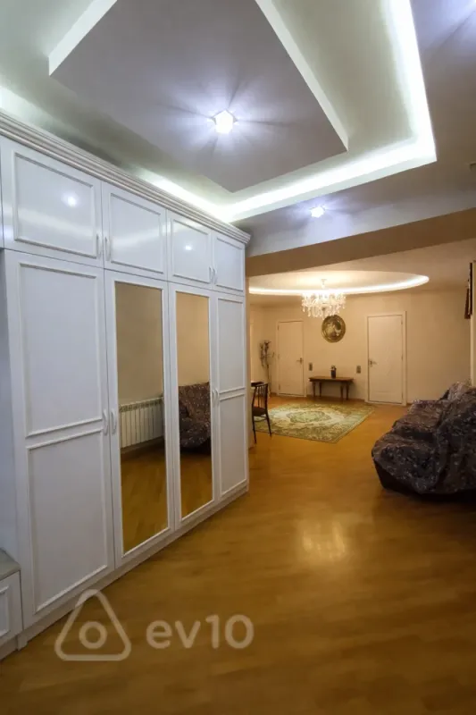 Kirayə verilir 3 otaqlı yeni tikili 141 m²