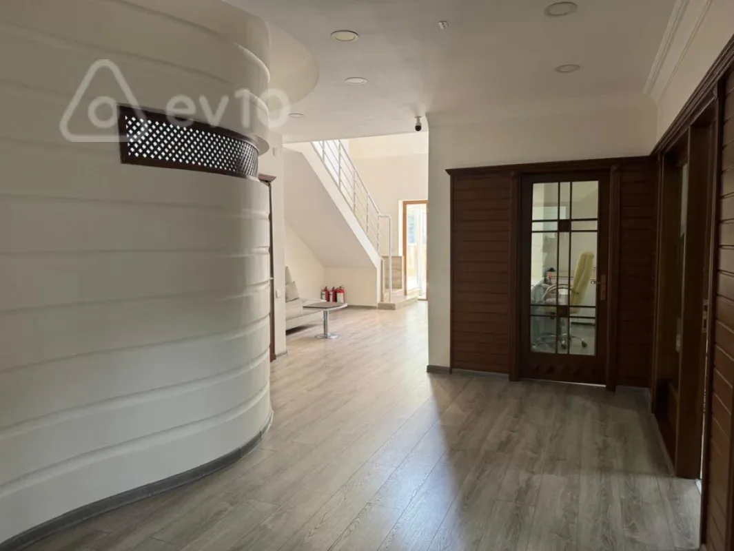 Kirayə verilir 6 otaqlı ofis 320 m²