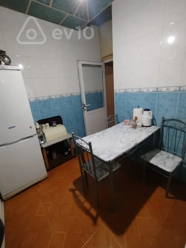 Satılır 2 otaqlı köhnə tikili 65 m²