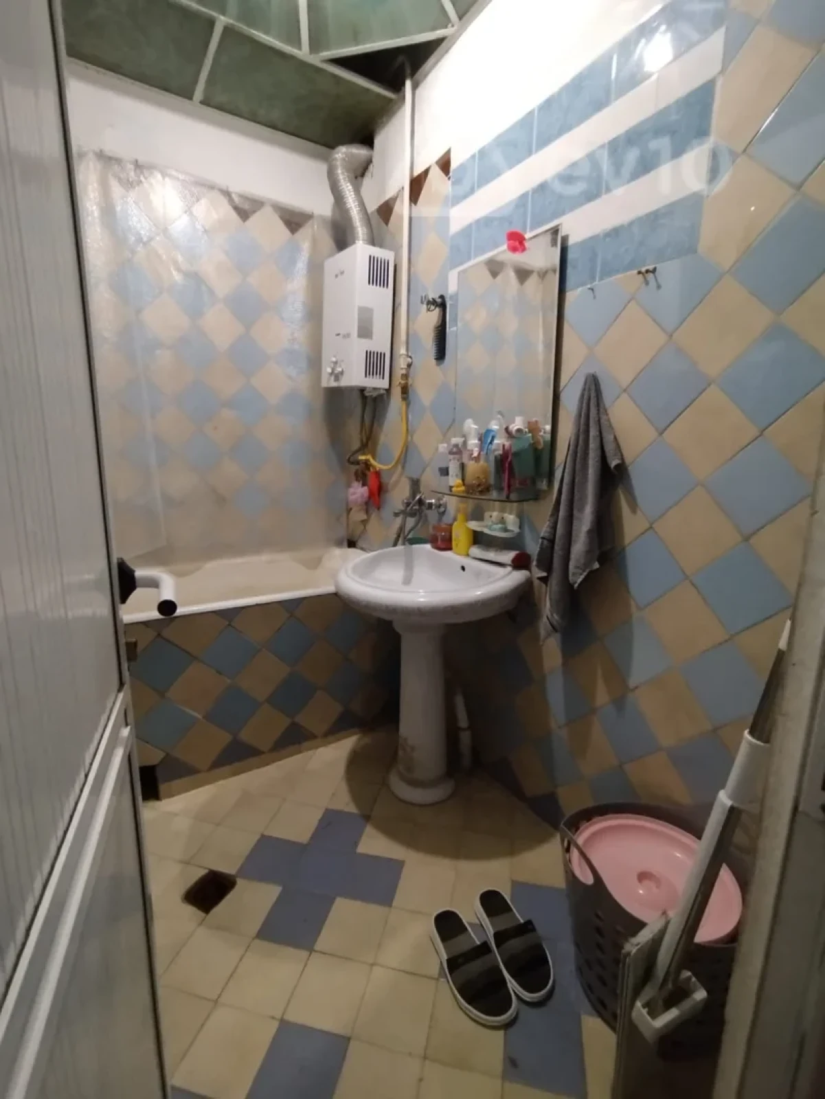Satılır 2 otaqlı köhnə tikili 65 m²