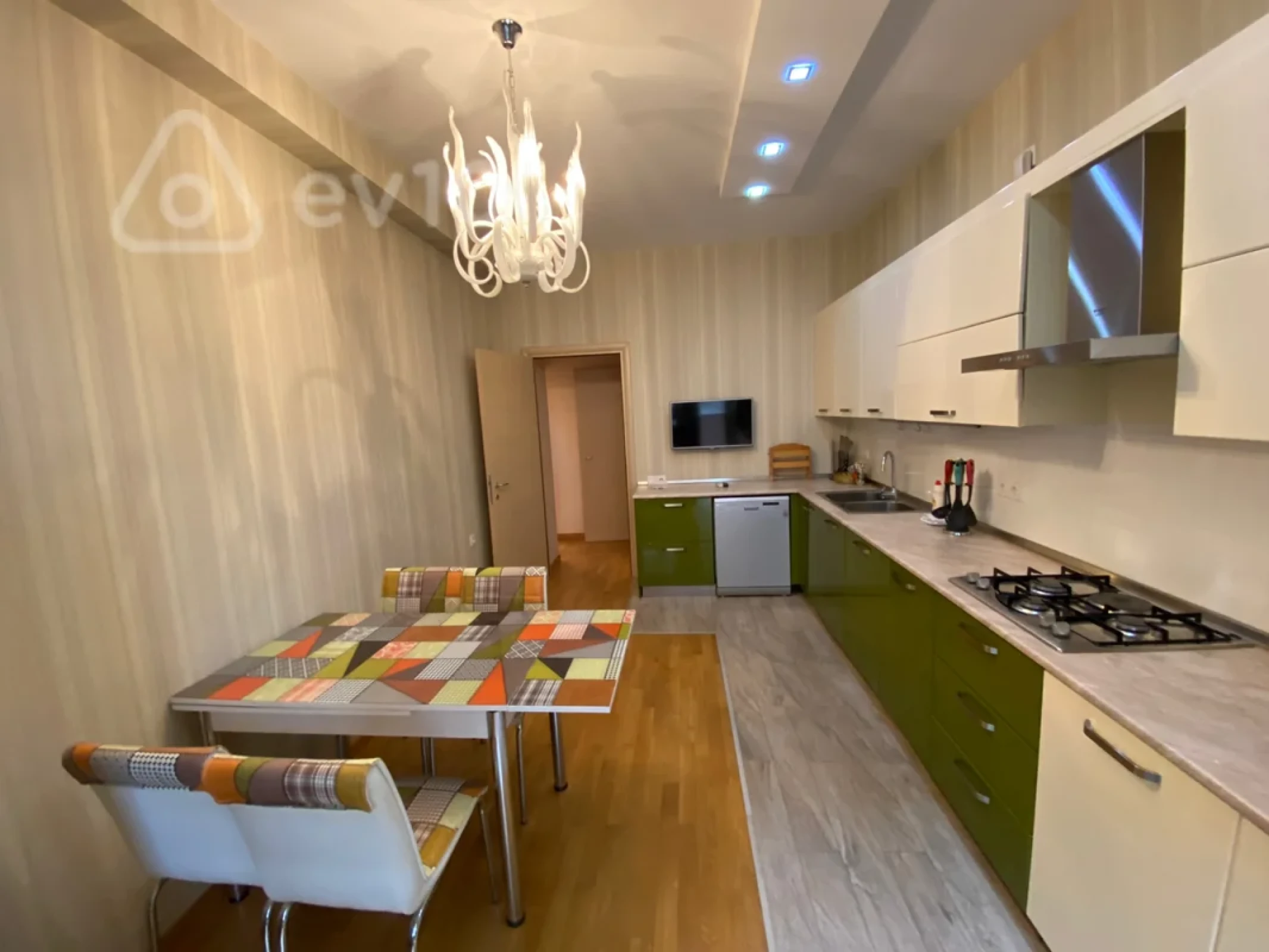 Kirayə verilir 4 otaqlı yeni tikili 194 m²