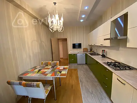 Kirayə verilir 4 otaqlı yeni tikili 194 m²