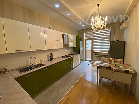 Kirayə verilir 4 otaqlı yeni tikili 194 m²