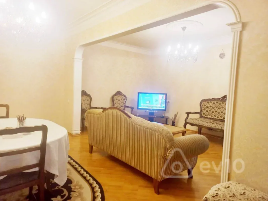 Satılır 5 otaqlı köhnə tikili 130 m²