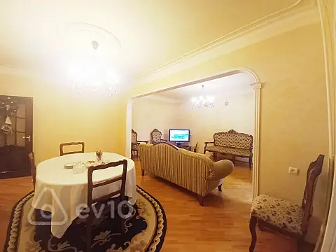 Satılır 5 otaqlı köhnə tikili 130 m²