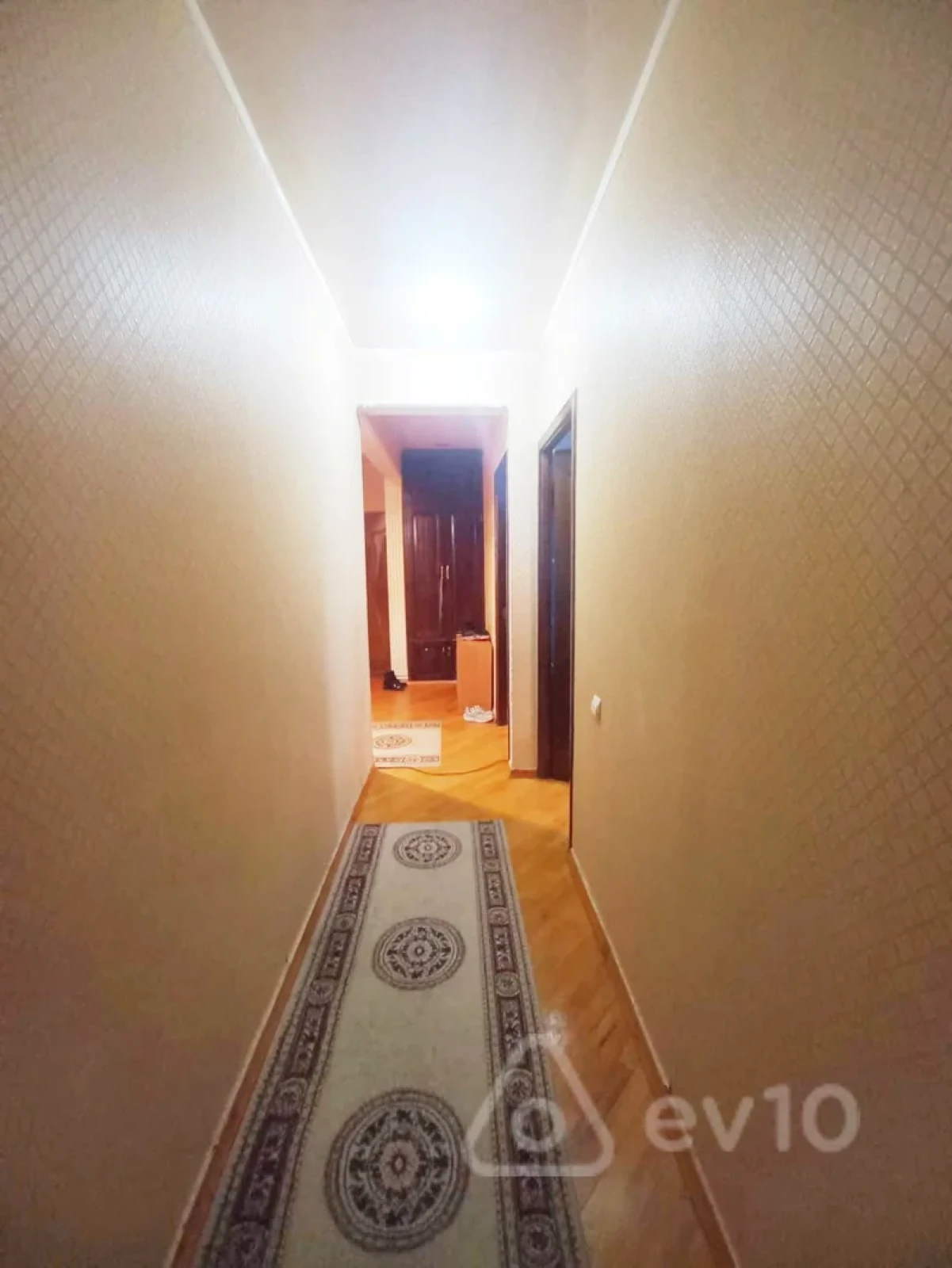 Satılır 5 otaqlı köhnə tikili 130 m²
