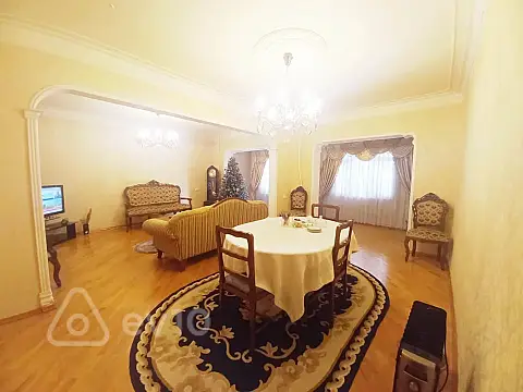 Satılır 5 otaqlı köhnə tikili 130 m²