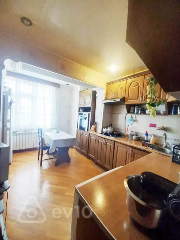 Satılır 5 otaqlı köhnə tikili 130 m²