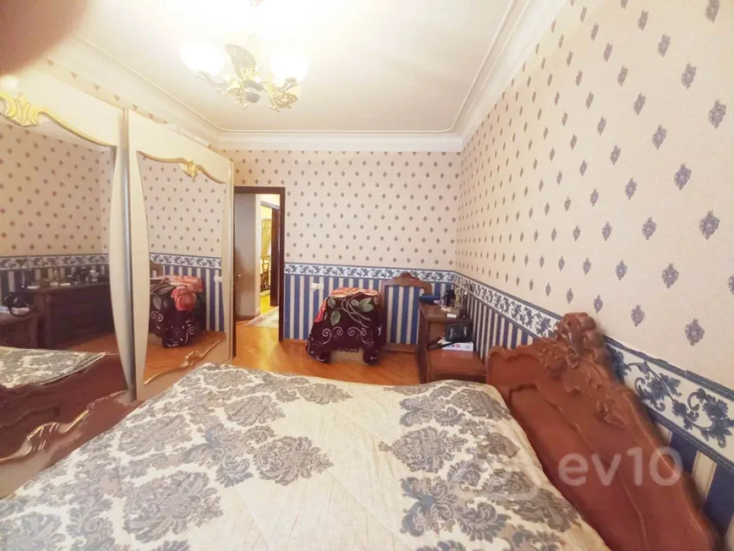 Satılır 5 otaqlı köhnə tikili 130 m²