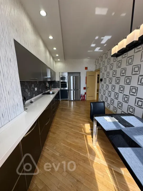 Kirayə verilir 3 otaqlı yeni tikili 130 m²